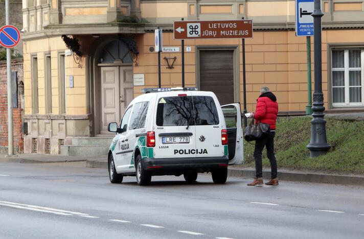 Pasekmės: po to, kai pareigūnai baigė formalumus, o pažeidėjo mašina buvo išgabenta, vairuotojas buvo išleistas eiti pėsčias.