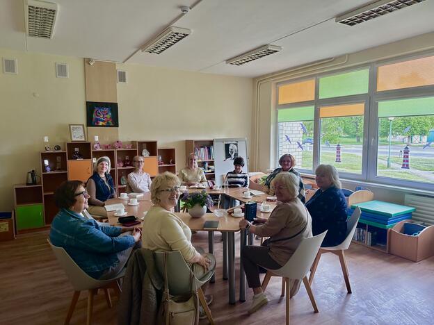 Diskusija: klaipėdietės, tapusios tarsi šeima, kiekvieną mėnesį renkasi į Vydūno klubo susitikimą, kad aptartų ir suprastų Vydūno tekstų esmę.