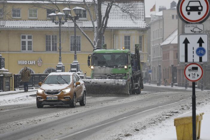 Pavojaus signalas: automobiliai maudosi druskoje