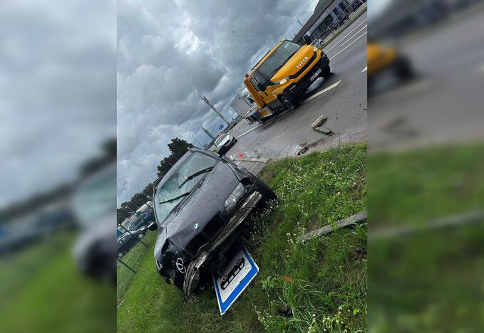 Girtas BMW vairuotojas taranavo autobusų stotelę