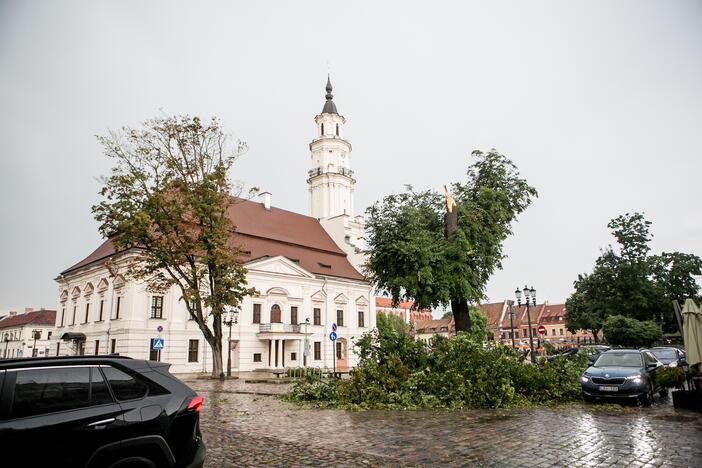 Po alinančios kaitros Kauną nuplovė liūtis