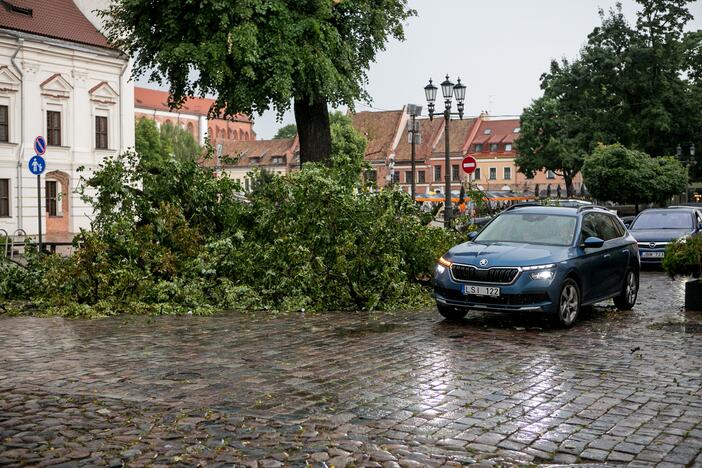 Po alinančios kaitros Kauną nuplovė liūtis