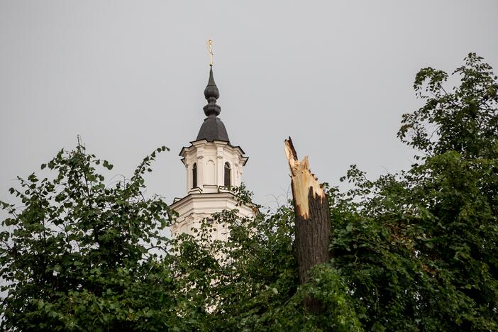 Po alinančios kaitros Kauną nuplovė liūtis