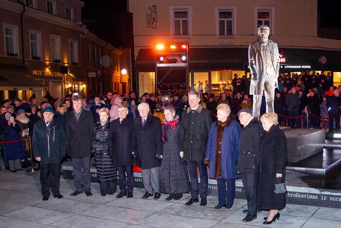 Atidengtas paminklas J.Basanavičiui