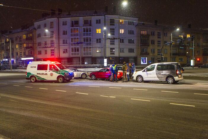 Keturių automobilių avarija „aklųjų“ sankryžoje