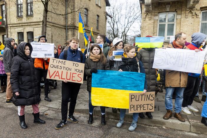 Protestas prie Vokietijos ambasados už sankcijų taikymą Rusijai 