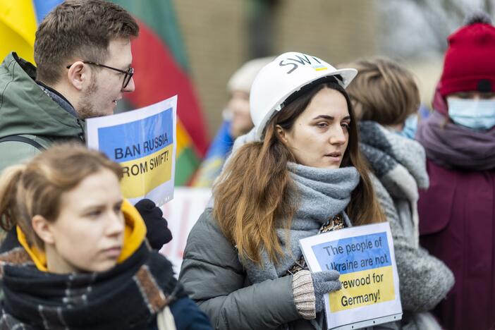 Protestas prie Vokietijos ambasados už sankcijų taikymą Rusijai 