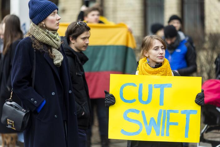 Protestas prie Vokietijos ambasados už sankcijų taikymą Rusijai 