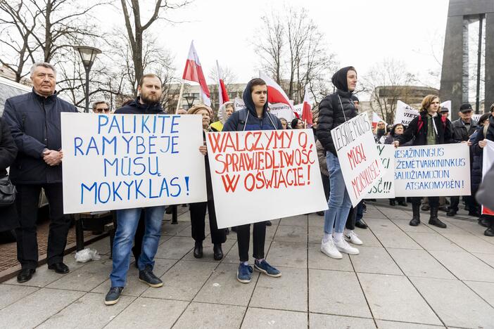 Lenkų protestas dėl mokyklų jungimo