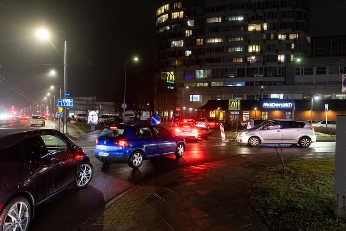 Automobilių eilės prie „McDonald’s“ restoranų