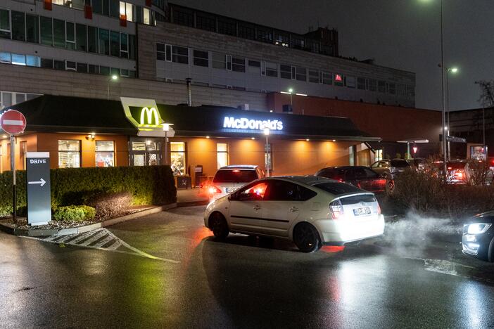 Automobilių eilės prie „McDonald’s“ restoranų