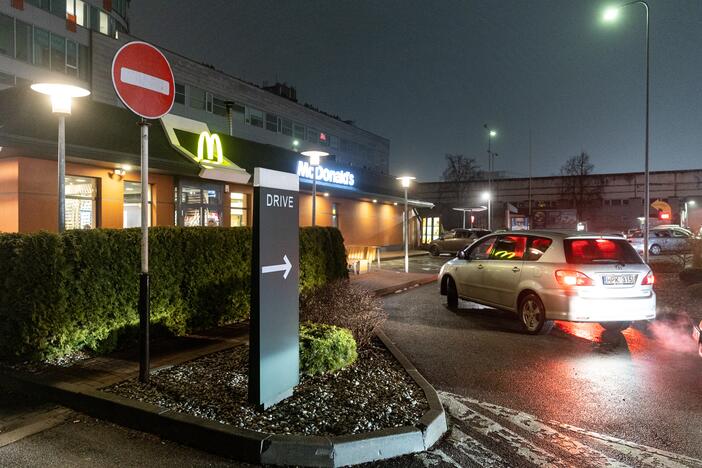 Automobilių eilės prie „McDonald’s“ restoranų