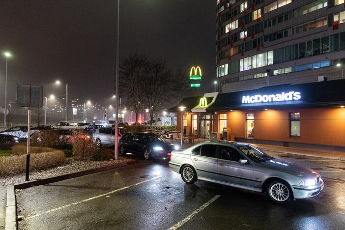 Automobilių eilės prie „McDonald’s“ restoranų