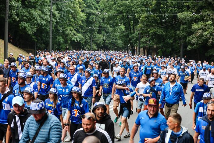 Pozanės „Lech“ sirgalių eisena į Dariaus ir Girėno stadioną