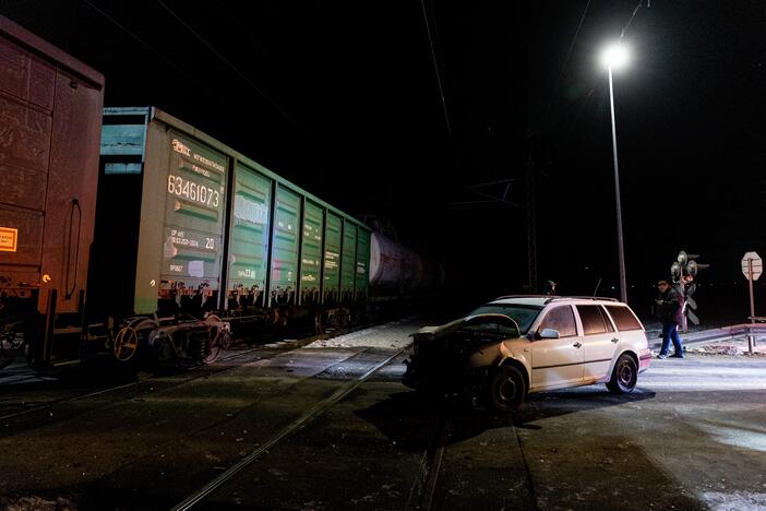 Automobilis susidūrė su traukiniu