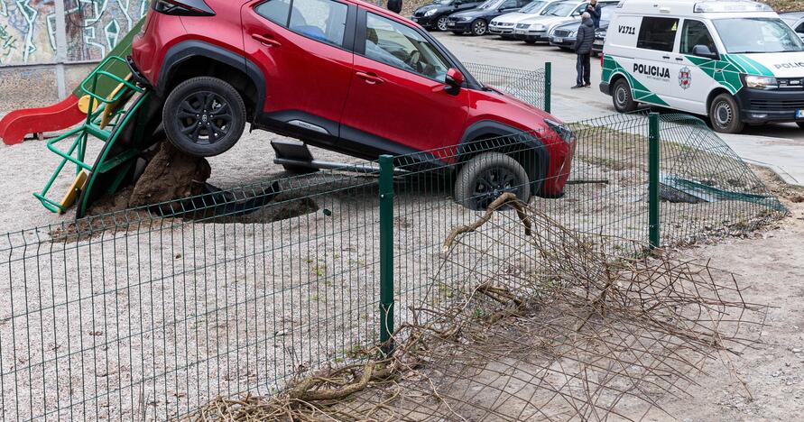 Vilniuje automobilis pakibo vaikų žaidimų aikštelėje