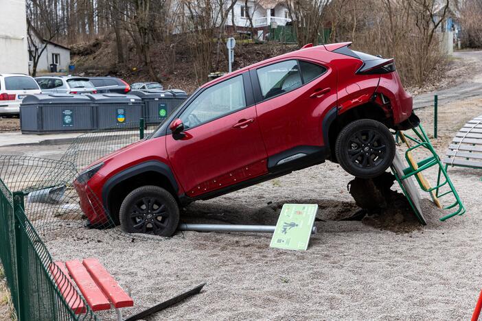 Vilniuje automobilis pakibo vaikų žaidimų aikštelėje