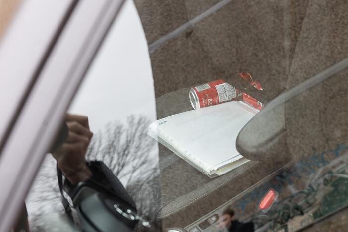 Vilniuje automobilis pakibo vaikų žaidimų aikštelėje