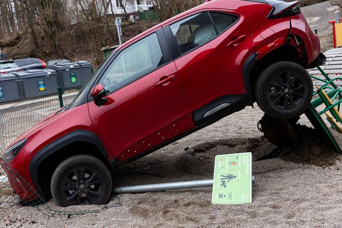 Vilniuje automobilis pakibo vaikų žaidimų aikštelėje