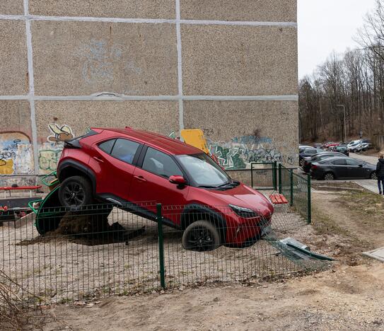 Vilniuje automobilis pakibo vaikų žaidimų aikštelėje