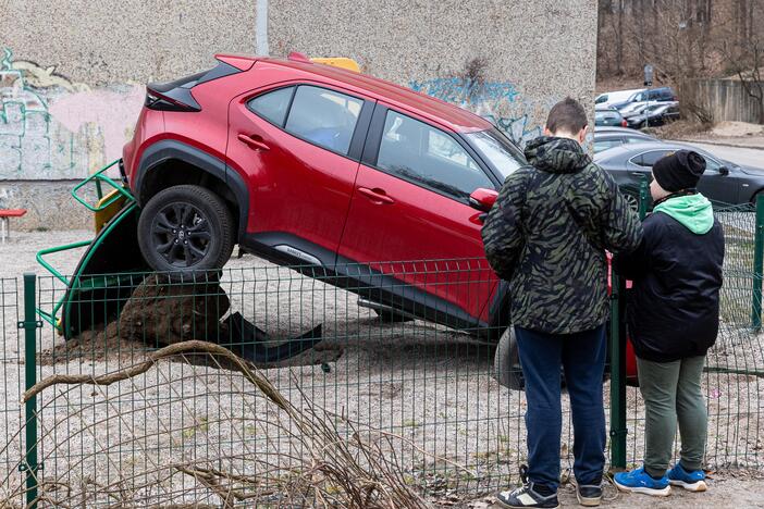 Vilniuje automobilis pakibo vaikų žaidimų aikštelėje