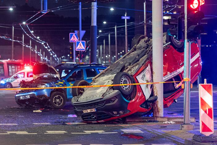 Vilniuje į apsaugininkus rėžėsi ugniagesių autobusiukas