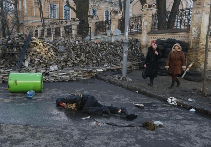 Demonstrantai išliejo savo pyktį ant V.Janukovyčiaus partijos, kai susirėmimai su milicijos pajėgomis įsiplieskė prie netoliese esančio parlamento pastato.