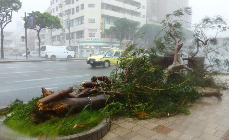 Galingas taifūnas „Neoguri“ niokoja Japonijos Okinavos salas