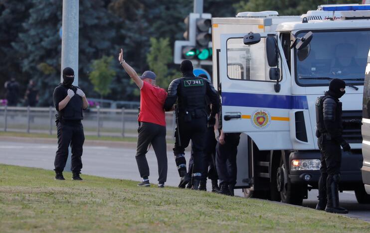 Baltarusijoje pareigūnai suiminėja protestuotojus