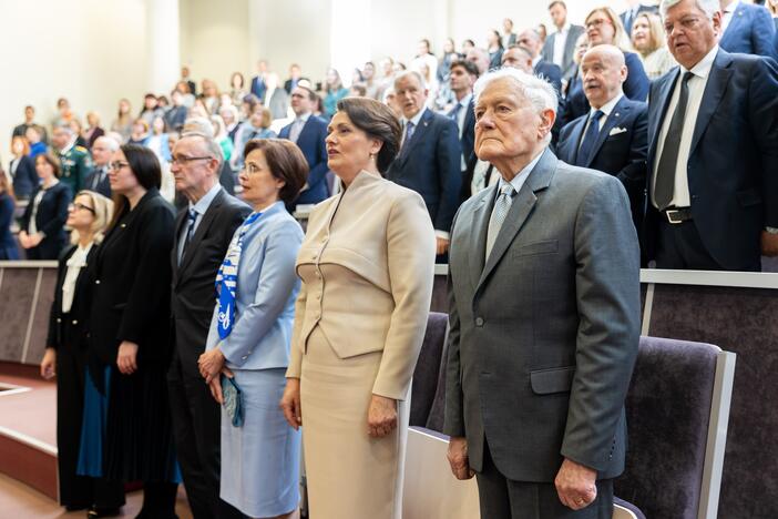 MRU Garbės daktaro regalijų įteikimas Latvijos prezidentui E. Levitui 