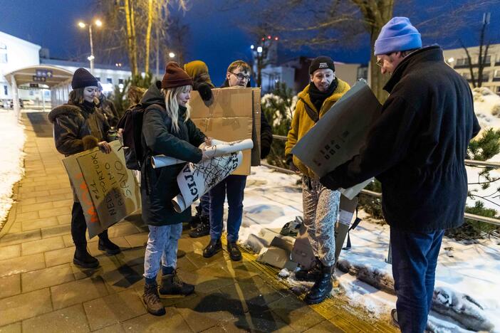 Žmogaus teisių gynėjai ir aktyvistai surengė protestą prieš deportaciją