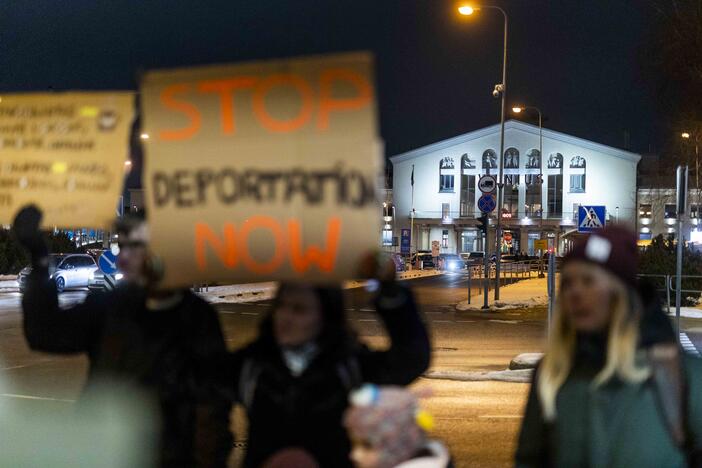 Žmogaus teisių gynėjai ir aktyvistai surengė protestą prieš deportaciją