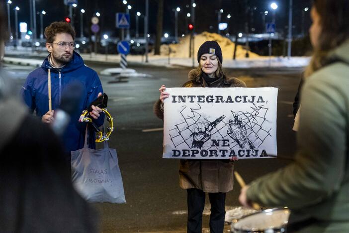 Žmogaus teisių gynėjai ir aktyvistai surengė protestą prieš deportaciją