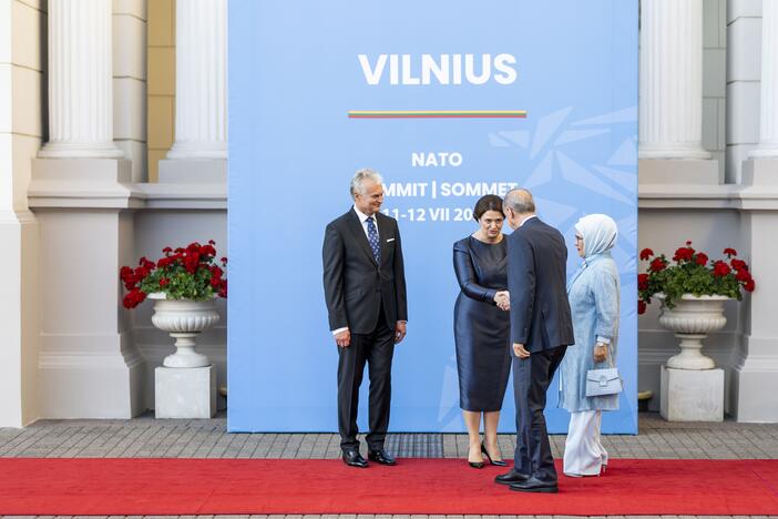 NATO valstybių lyderiai rinkosi į iškilmingą vakarienę Prezidentūroje