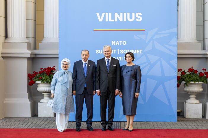 NATO valstybių lyderiai rinkosi į iškilmingą vakarienę Prezidentūroje