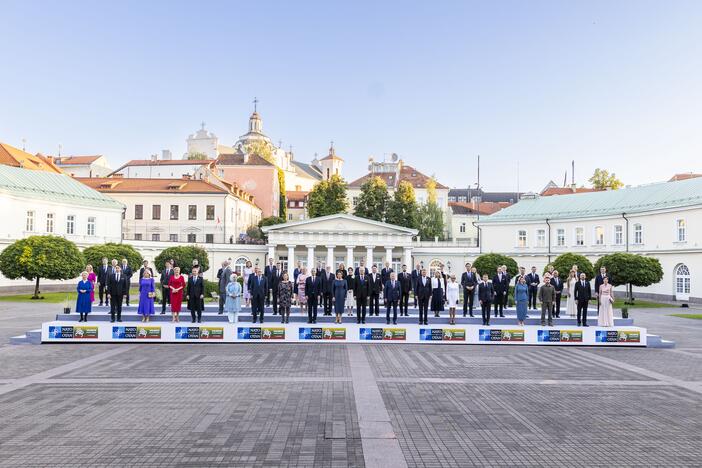 NATO valstybių lyderiai rinkosi į iškilmingą vakarienę Prezidentūroje