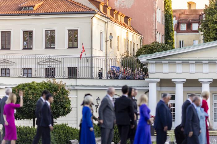 NATO valstybių lyderiai rinkosi į iškilmingą vakarienę Prezidentūroje