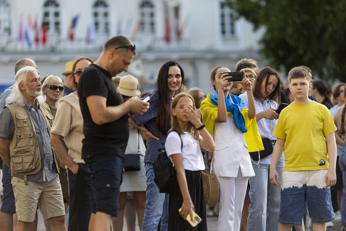 J. Bideno kalbos žmonės klausėsi ir S. Daukanto aikštėje šalia prezidentūros