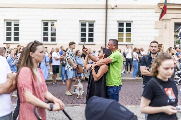 J. Bideno kalbos žmonės klausėsi ir S. Daukanto aikštėje šalia prezidentūros