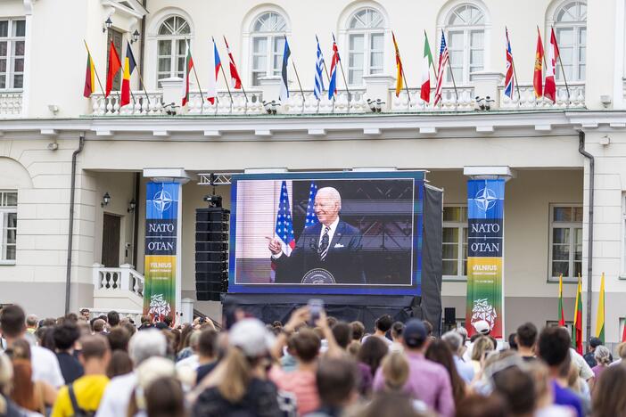 J. Bideno kalbos žmonės klausėsi ir S. Daukanto aikštėje šalia prezidentūros