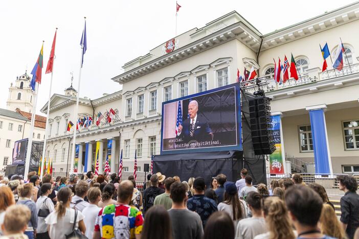 J. Bideno kalbos žmonės klausėsi ir S. Daukanto aikštėje šalia prezidentūros