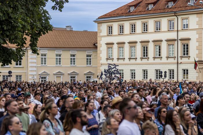 J. Bideno kalbos žmonės klausėsi ir S. Daukanto aikštėje šalia prezidentūros