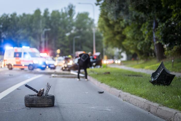 Olandų gatvėje BMW rėžėsi į du stulpus