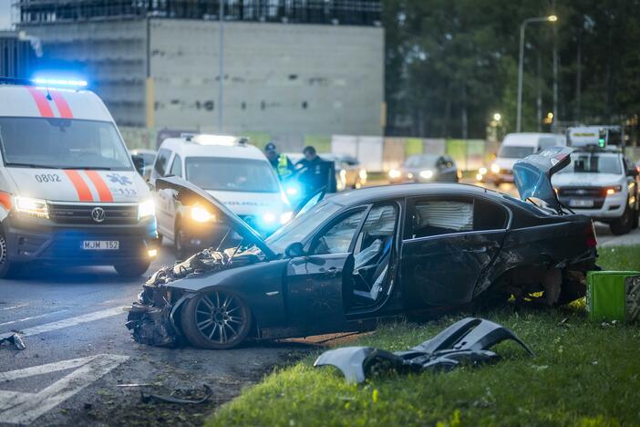 Olandų gatvėje BMW rėžėsi į du stulpus