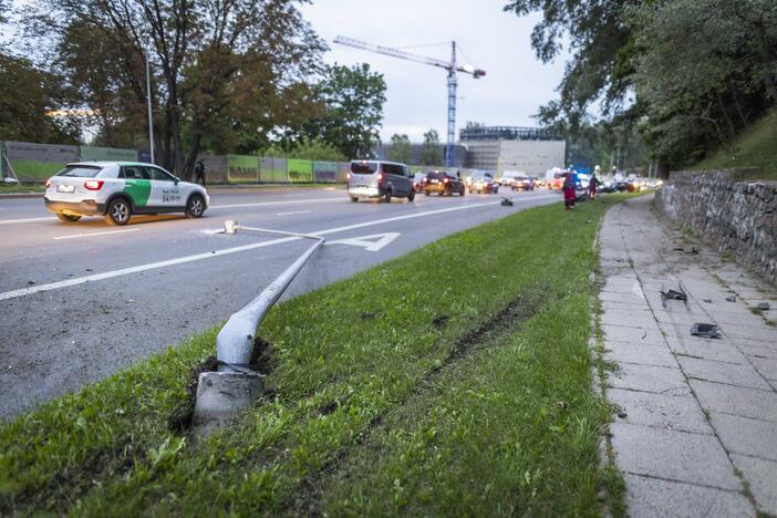 Olandų gatvėje BMW rėžėsi į du stulpus