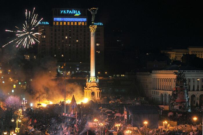 Demonstrantai išliejo savo pyktį ant V.Janukovyčiaus partijos, kai susirėmimai su milicijos pajėgomis įsiplieskė prie netoliese esančio parlamento pastato.