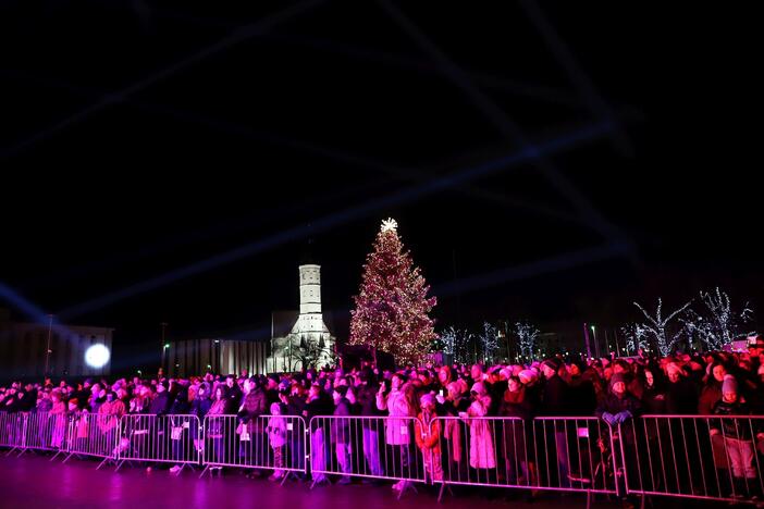  Įžiebta gražioji Šiaulių žaliaskarė