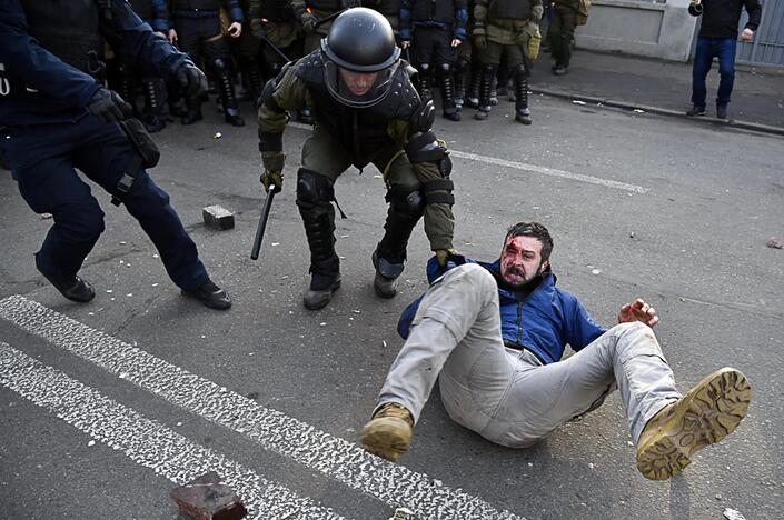 Kijeve protestuotojai susirėmė su policija