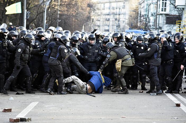 Kijeve protestuotojai susirėmė su policija