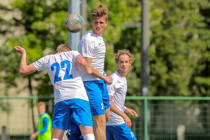 Kurioziniai teisėjo manevrai: sugrąžino išvytus futbolininkus